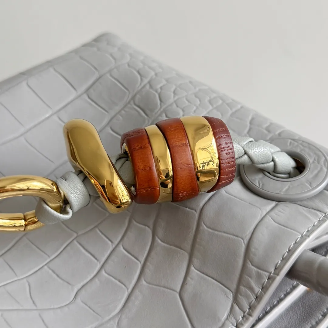 Batch 2880 BOTTEGA VENETA crocodile leather mini andiamo is paired with a four-piece oak hardware set, making the entire bag more layered. As a classic model of the BV family, each innovation brings different surprises to fans. There are three ways to carry it with different makeup. Crocodile skin is called the gold in leather and is famous for its top luxury and rarity. During use, the luster of the crocodile skin will not fade or fade with time. No matter how long it is used, it will still remain new. And because each crocodile skin is different, the effect of each crocodile leather bag is different. Style number: 777614+wood hardware Size: 22*15.5*9cm